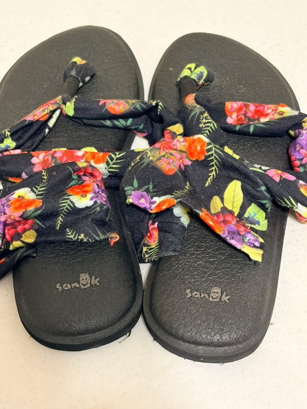 Women's Sanuk Yoga Sling 2 Black Hawaiian Print Slingback Flat Sandals Size 9
